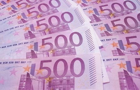 Mehrere 500-Euro-Banknoten: Vergleichen Sie noch heute verschiedene Angebote, wenn Sie einen günstigen 15000 Euro Kredit benötigen!