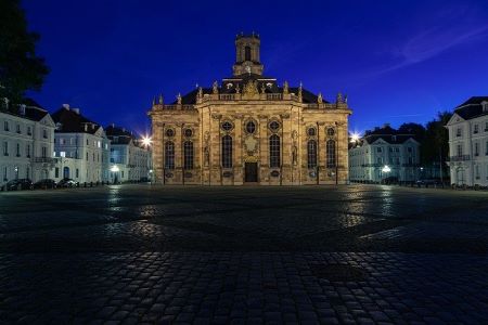 Beleuchteter Dom in Saarbrücken bei Nacht: Wenn Sie einen fairen Sofortkredit ohne SCHUFA benötigen, dann können Sie darüber nachdenken, einem ordnungsgemäß geführten Leihhaus Saarbrücken einen Besuch abzustatten!